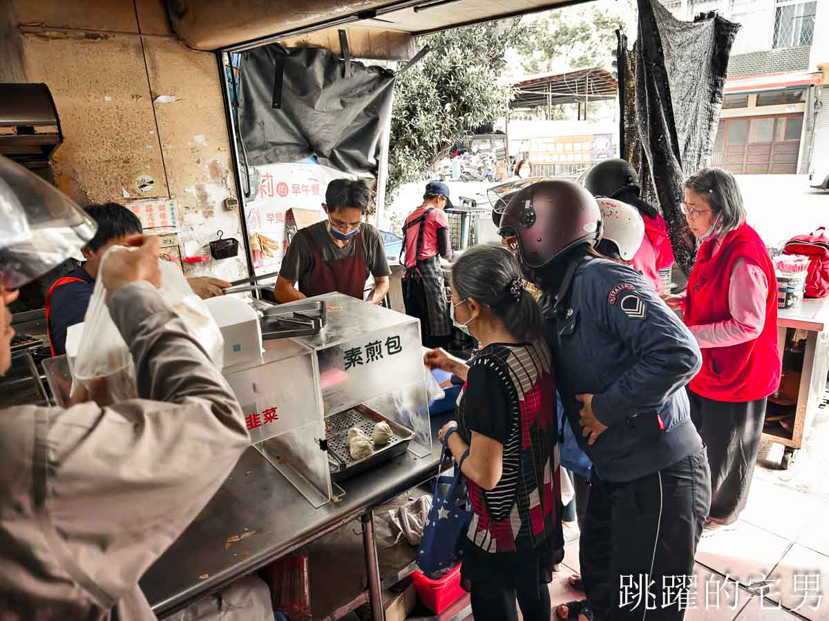 [花蓮早餐]李記建國早點/李記煎餃-人多需要排隊40年花蓮早餐，必吃柔軟蛋餅配上韭菜煎餃