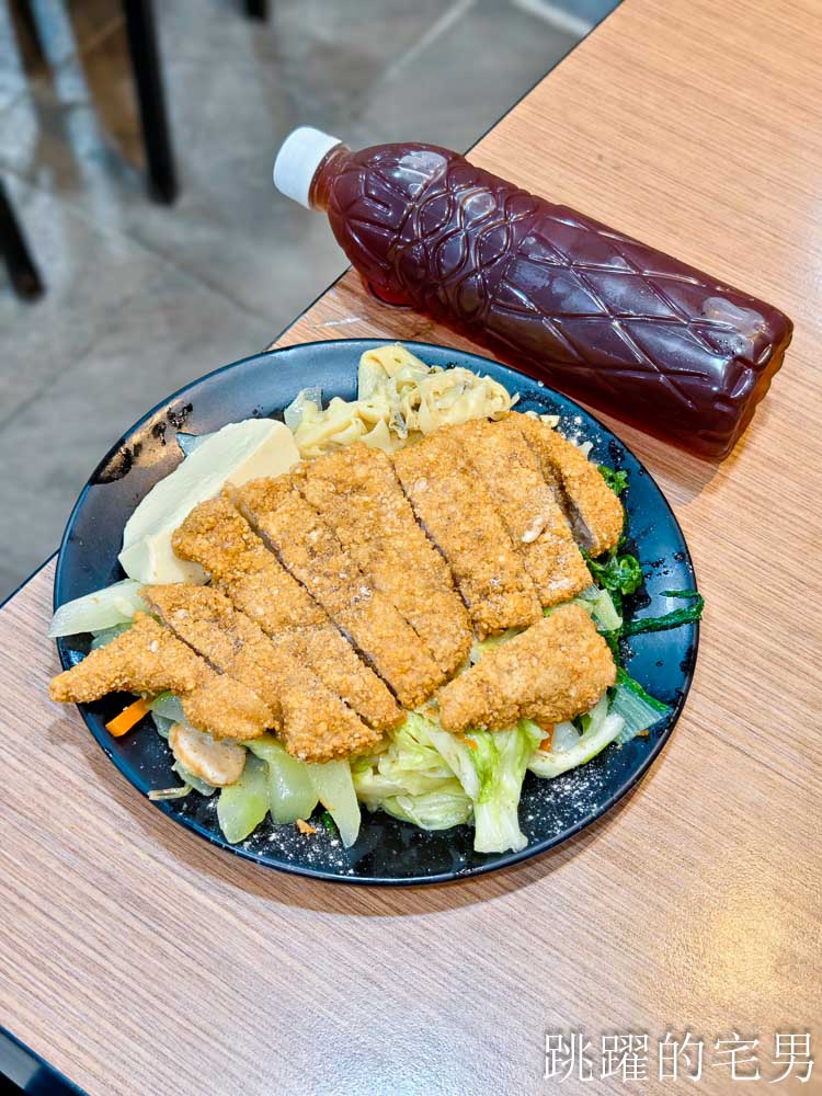 [花蓮美食]金蘭號-金黃酥脆超大片排骨飯 !  麵皮不油咬起來還卡滋作響   宛如自助餐檯的豐富配菜