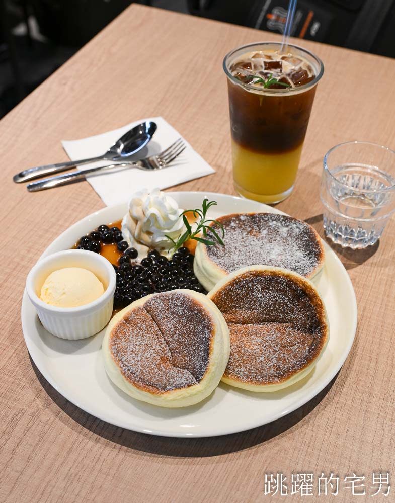 [板橋火車站美食]紀咖啡板橋店-2025板橋火車站咖啡廳大片落地窗空間明亮，乳酪鬆餅口感蓬鬆，板橋環球購物中心咖啡廳