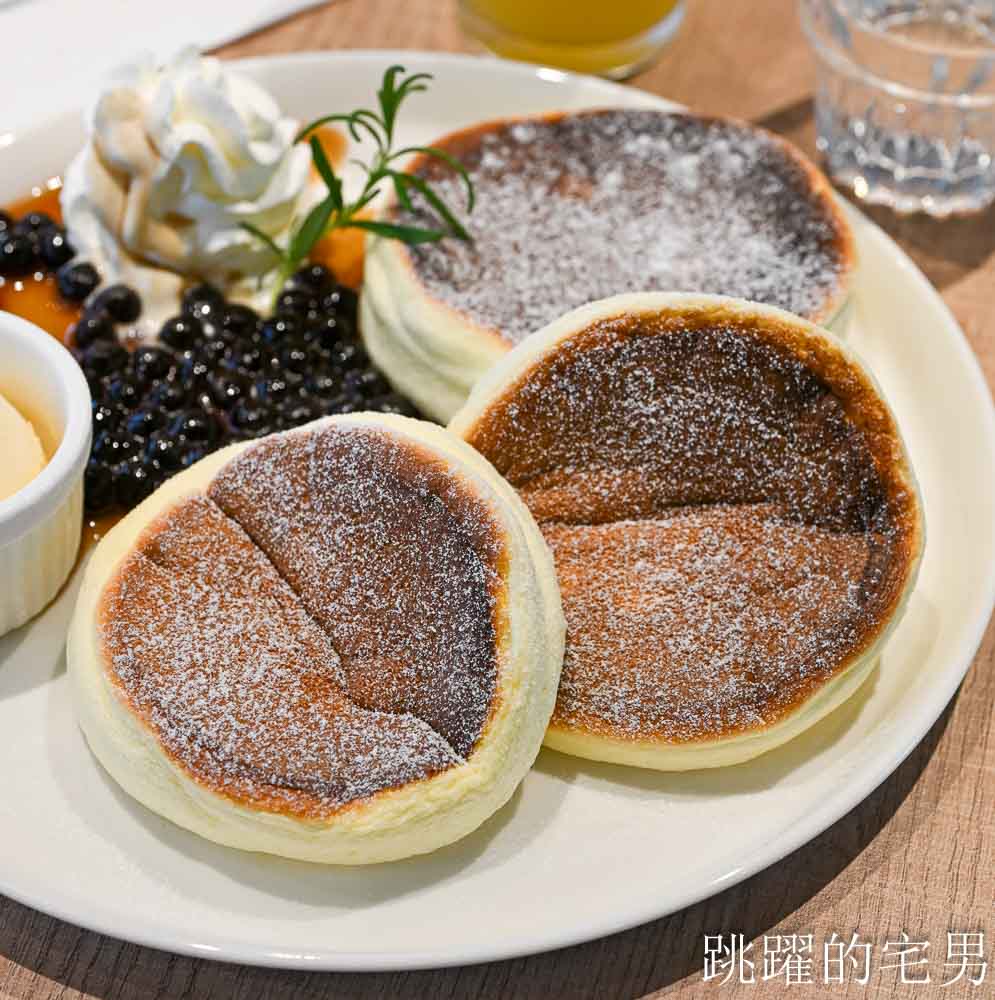 [板橋火車站美食]紀咖啡板橋店-2025板橋火車站咖啡廳大片落地窗空間明亮，乳酪鬆餅口感蓬鬆，板橋環球購物中心咖啡廳