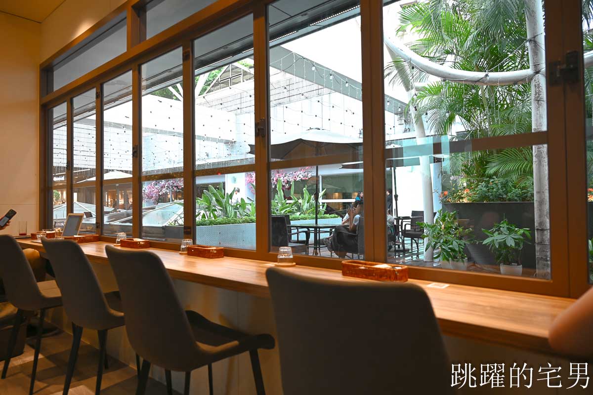 [板橋火車站美食]紀咖啡板橋店-2025板橋火車站咖啡廳大片落地窗空間明亮，乳酪鬆餅口感蓬鬆，板橋環球購物中心咖啡廳