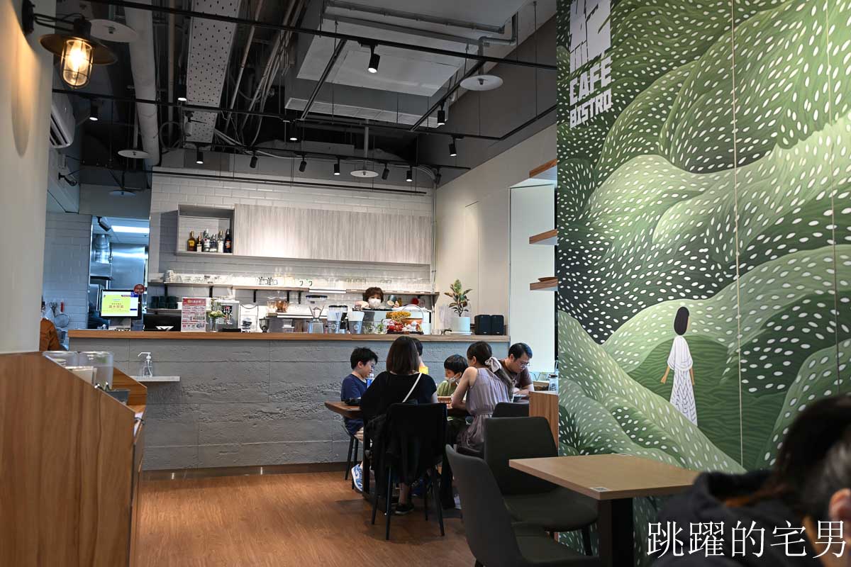 [板橋火車站美食]紀咖啡板橋店-2025板橋火車站咖啡廳大片落地窗空間明亮，乳酪鬆餅口感蓬鬆，板橋環球購物中心咖啡廳