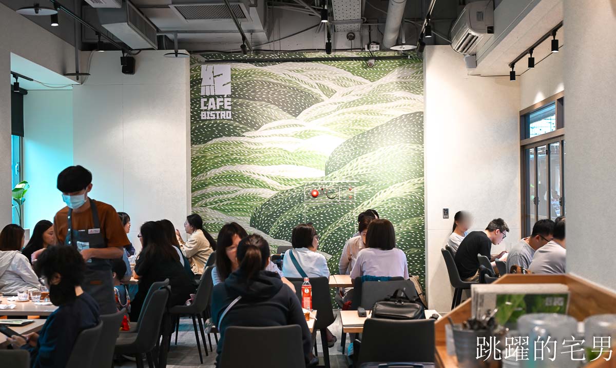 [板橋火車站美食]紀咖啡板橋店-2025板橋火車站咖啡廳大片落地窗空間明亮，乳酪鬆餅口感蓬鬆，板橋環球購物中心咖啡廳