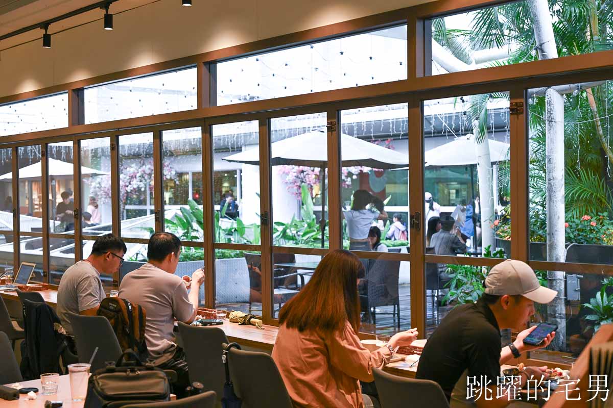 [板橋火車站美食]紀咖啡板橋店-2025板橋火車站咖啡廳大片落地窗空間明亮，乳酪鬆餅口感蓬鬆，板橋環球購物中心咖啡廳