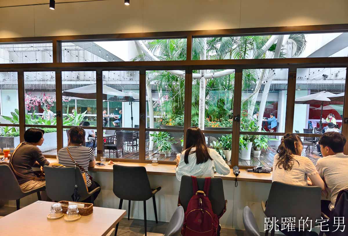 [板橋火車站美食]紀咖啡板橋店-2025板橋火車站咖啡廳大片落地窗空間明亮，乳酪鬆餅口感蓬鬆，板橋環球購物中心咖啡廳