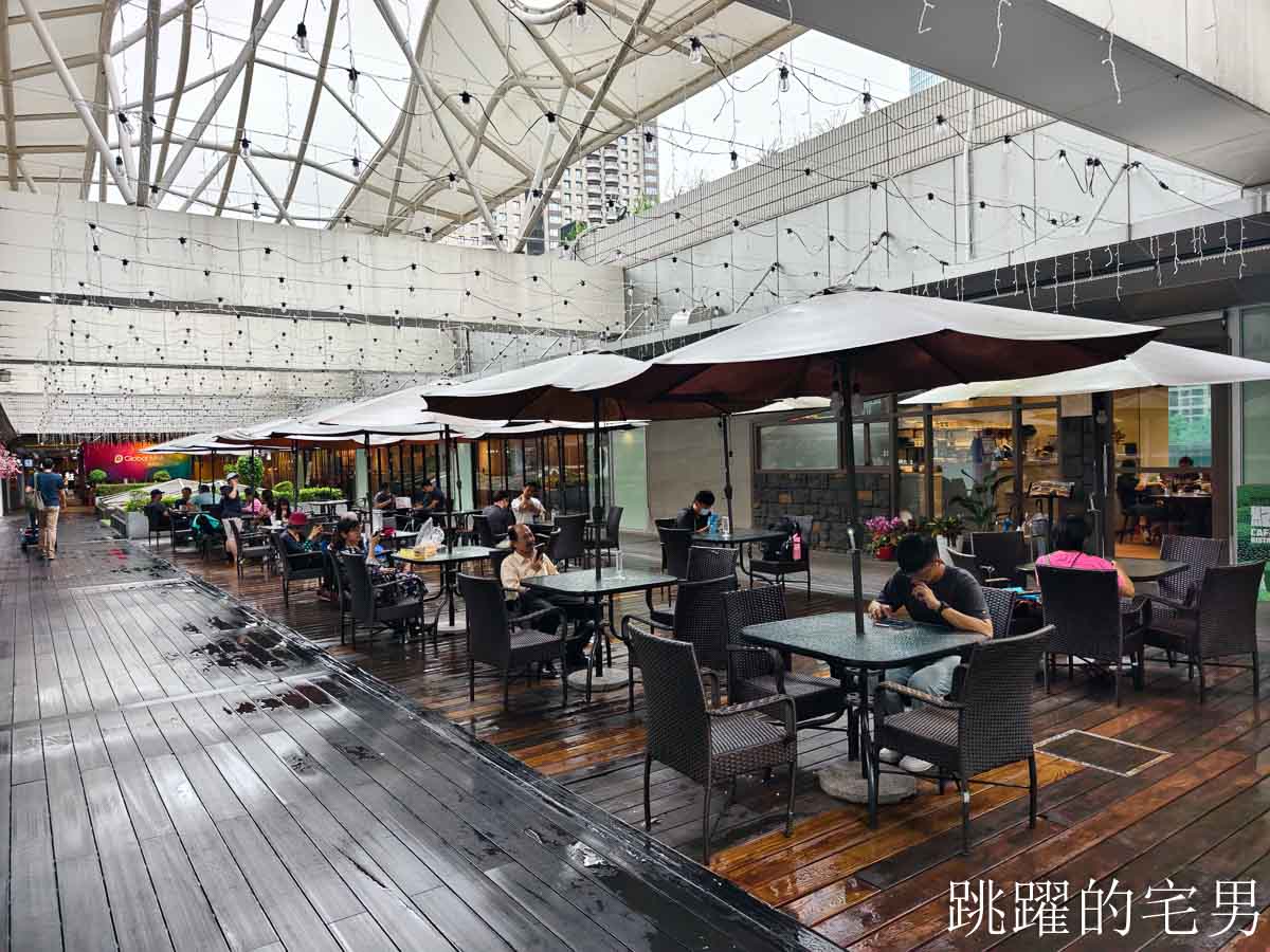 [板橋火車站美食]紀咖啡板橋店-2025板橋火車站咖啡廳大片落地窗空間明亮，乳酪鬆餅口感蓬鬆，板橋環球購物中心咖啡廳