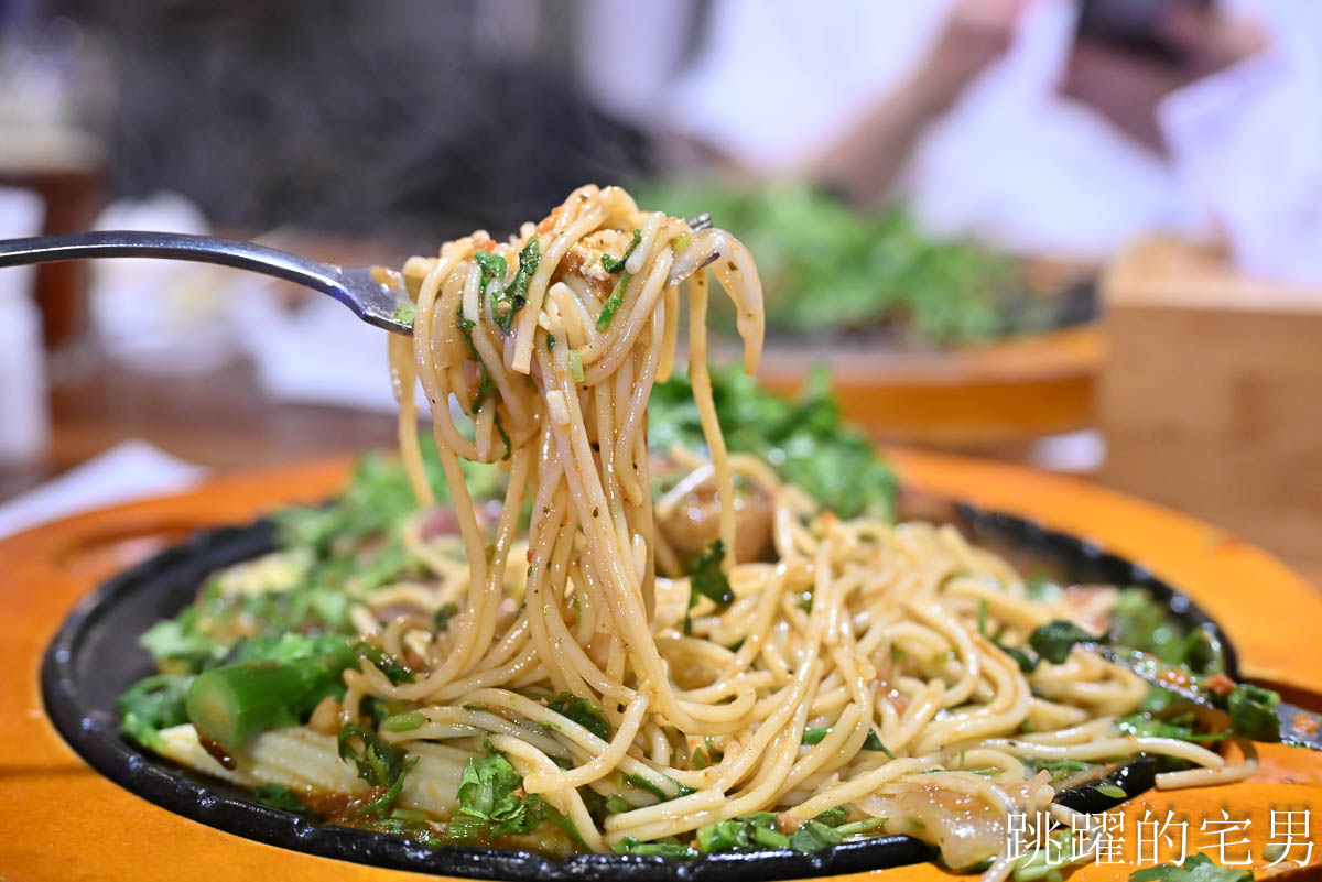 [花蓮美食]來來牛排-連香菜控都震驚了「香菜山蓋滿整塊肉」吃完直接變成香菜的形狀，花蓮牛排