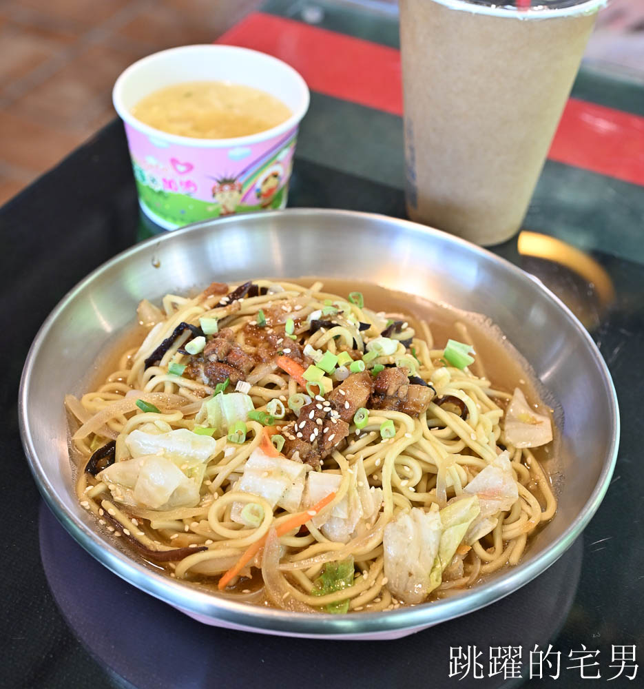[花蓮秀林早餐]早醒早餐店-大片綠色植栽映入眼簾，秀林部落裡悠閒早午餐，阿嬤ㄟ炒麵、起司蛋餅必點