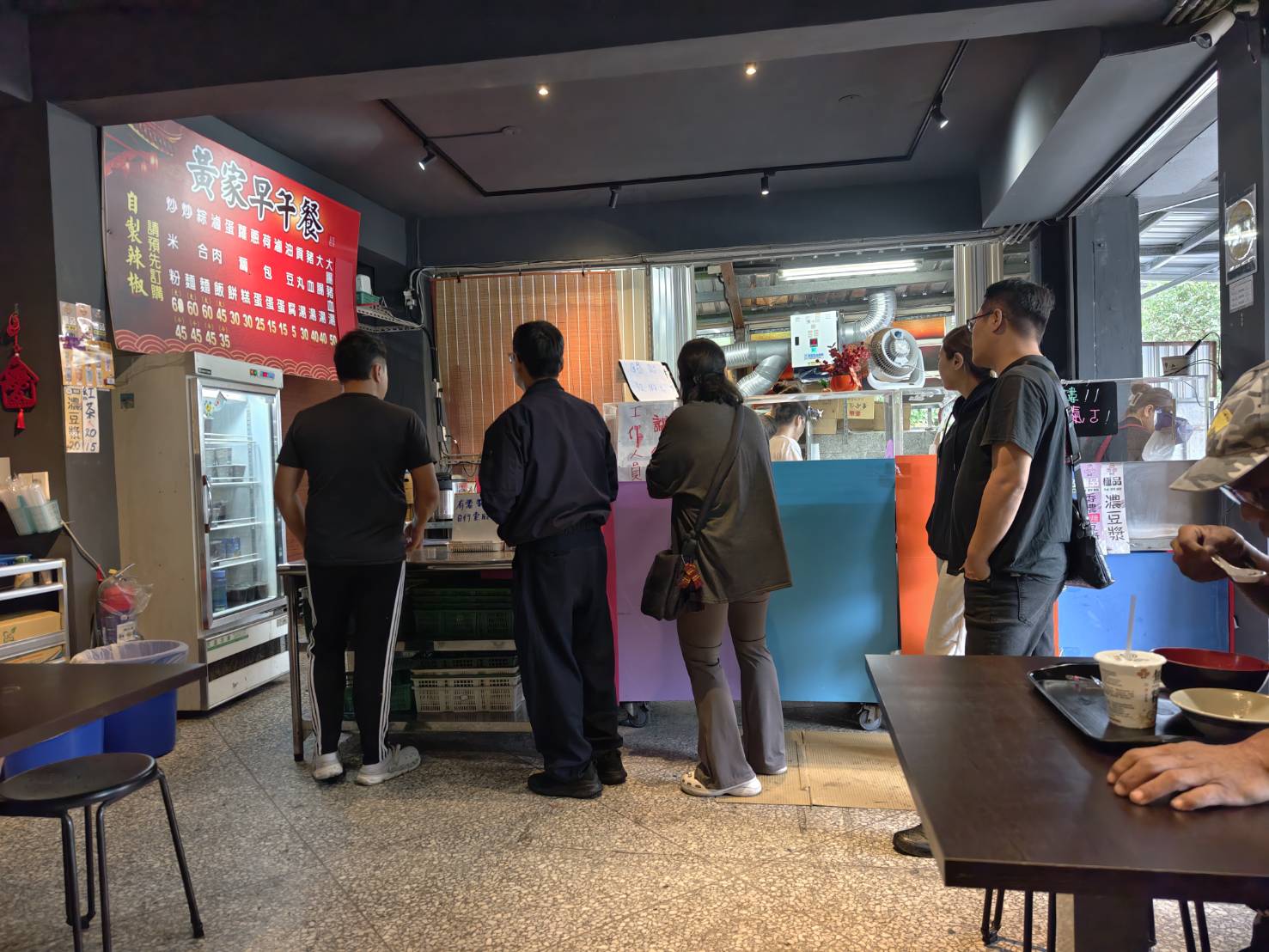 [花蓮早餐]黃家早午餐-多到吃不完，花蓮炒麵大份量很誇張，辣菜脯、韭菜超多種醬料加到爽，吉安早餐