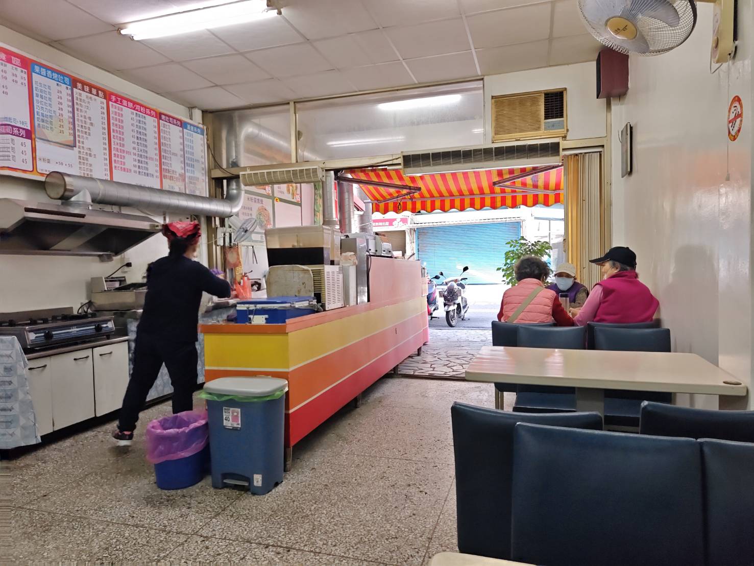 [花蓮早餐]華廈美而美德安店-現點現炒大份量炒麵，還有加厚肉排太犯規啦! 米粉羹、抓餅、法式吐司必須吃起來