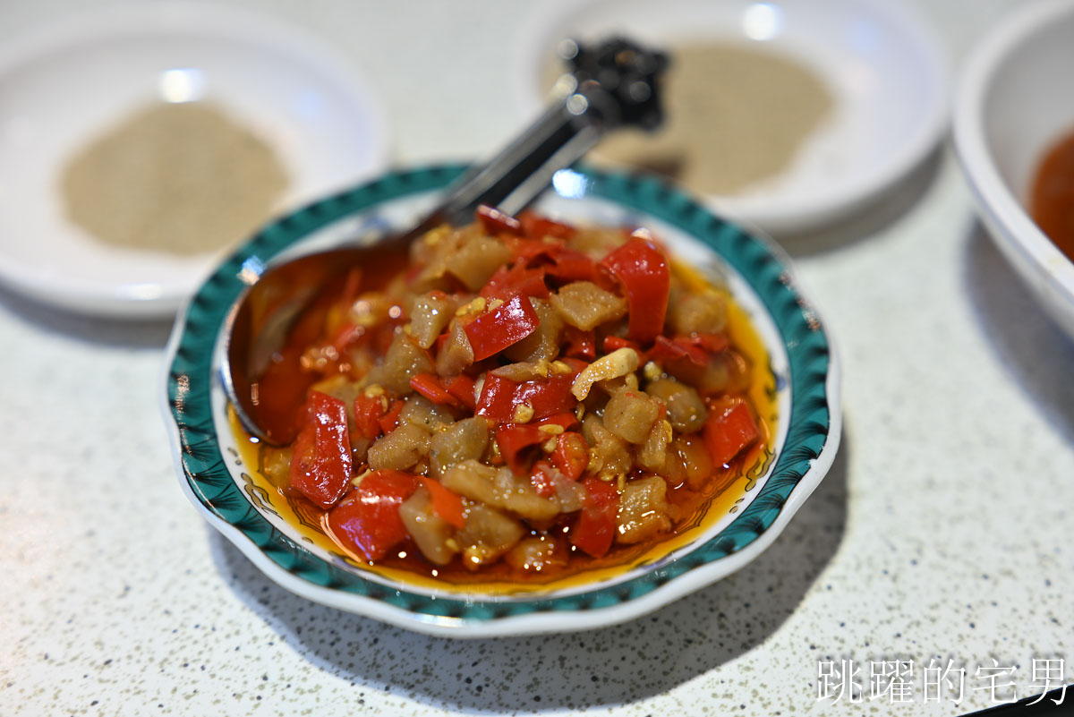 [花蓮美食]鼎園桶子雞餐廳-花蓮有包廂餐廳空間舒服，桶仔雞合菜、超好吃客家豆腐，居然還收藏行動郵局