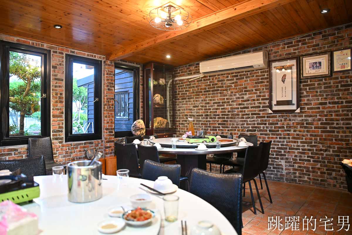 [花蓮美食]鼎園桶子雞餐廳-花蓮有包廂餐廳空間舒服，桶仔雞合菜、超好吃客家豆腐，居然還收藏行動郵局