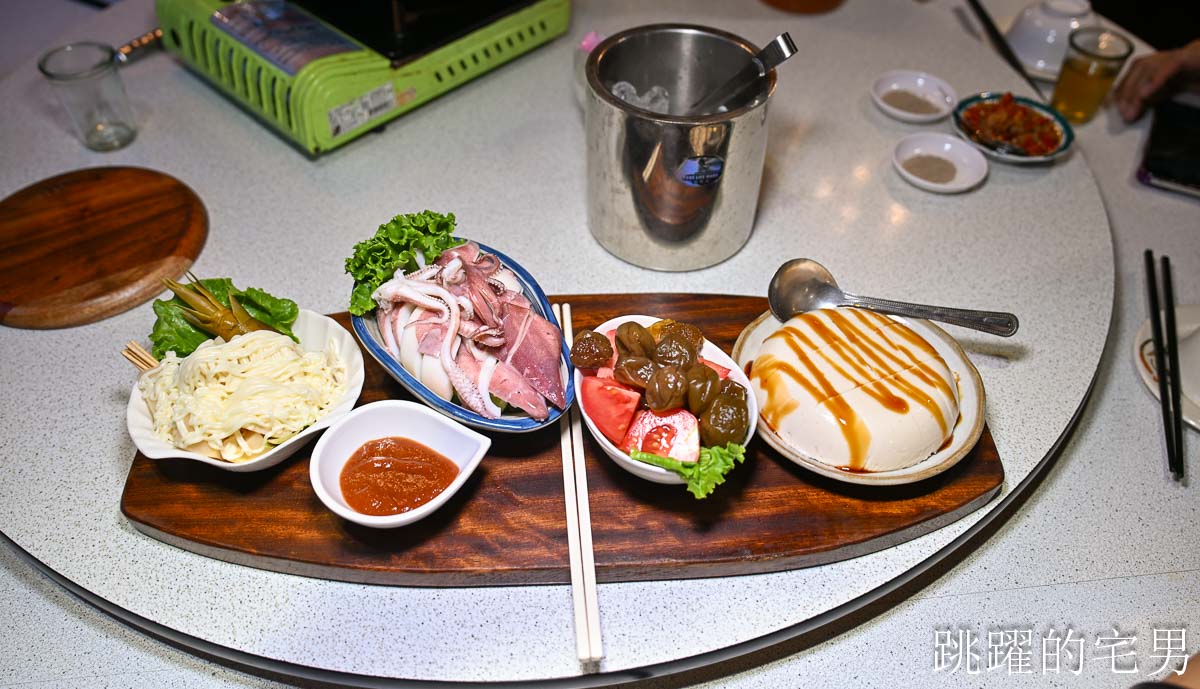 [花蓮美食]鼎園桶子雞餐廳-花蓮有包廂餐廳空間舒服，桶仔雞合菜、超好吃客家豆腐，居然還收藏行動郵局