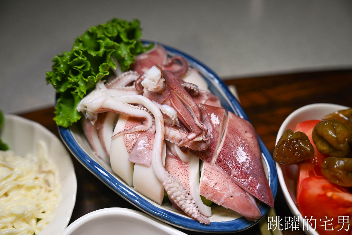 [花蓮美食]鼎園桶子雞餐廳-花蓮有包廂餐廳空間舒服，桶仔雞合菜、超好吃客家豆腐，居然還收藏行動郵局