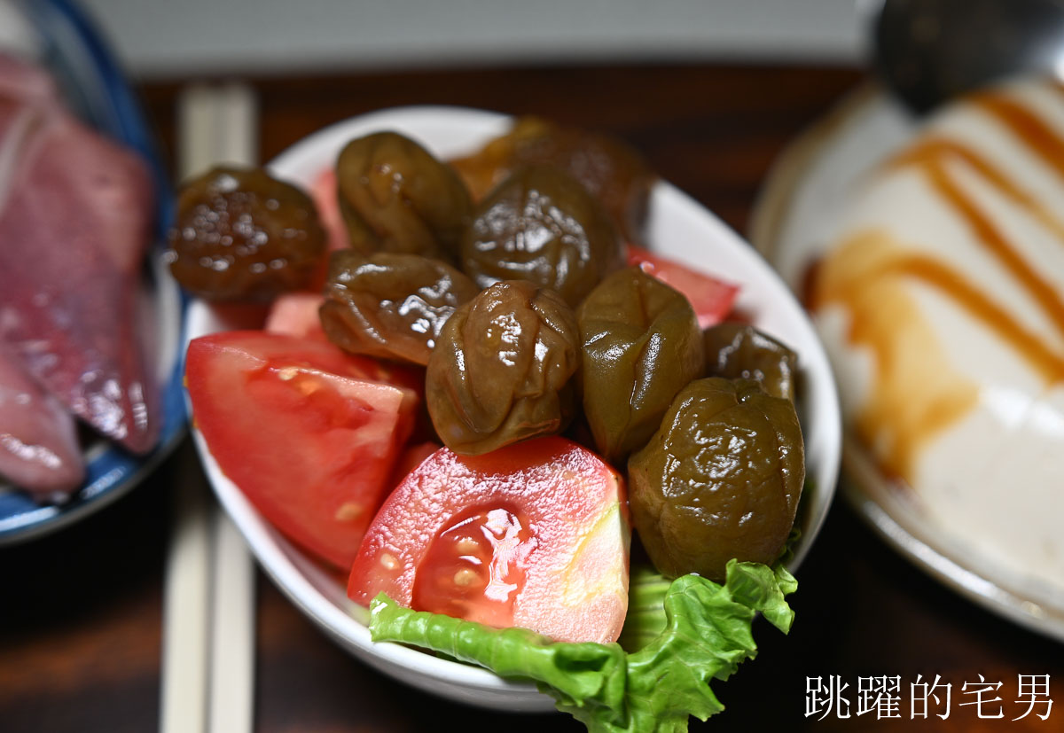 [花蓮美食]鼎園桶子雞餐廳-花蓮有包廂餐廳空間舒服，桶仔雞合菜、超好吃客家豆腐，居然還收藏行動郵局
