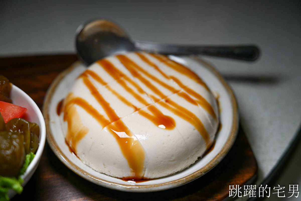 [花蓮美食]鼎園桶子雞餐廳-花蓮有包廂餐廳空間舒服，桶仔雞合菜、超好吃客家豆腐，居然還收藏行動郵局