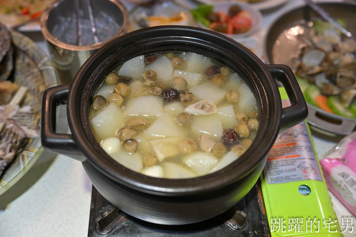 [花蓮美食]鼎園桶子雞餐廳-花蓮有包廂餐廳空間舒服，桶仔雞合菜、超好吃客家豆腐，居然還收藏行動郵局