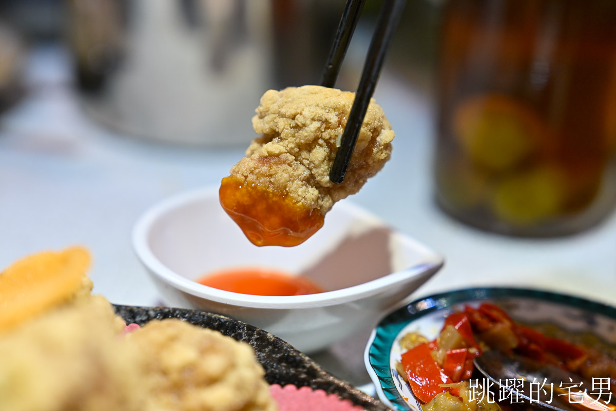 [花蓮美食]鼎園桶子雞餐廳-花蓮有包廂餐廳空間舒服，桶仔雞合菜、超好吃客家豆腐，居然還收藏行動郵局