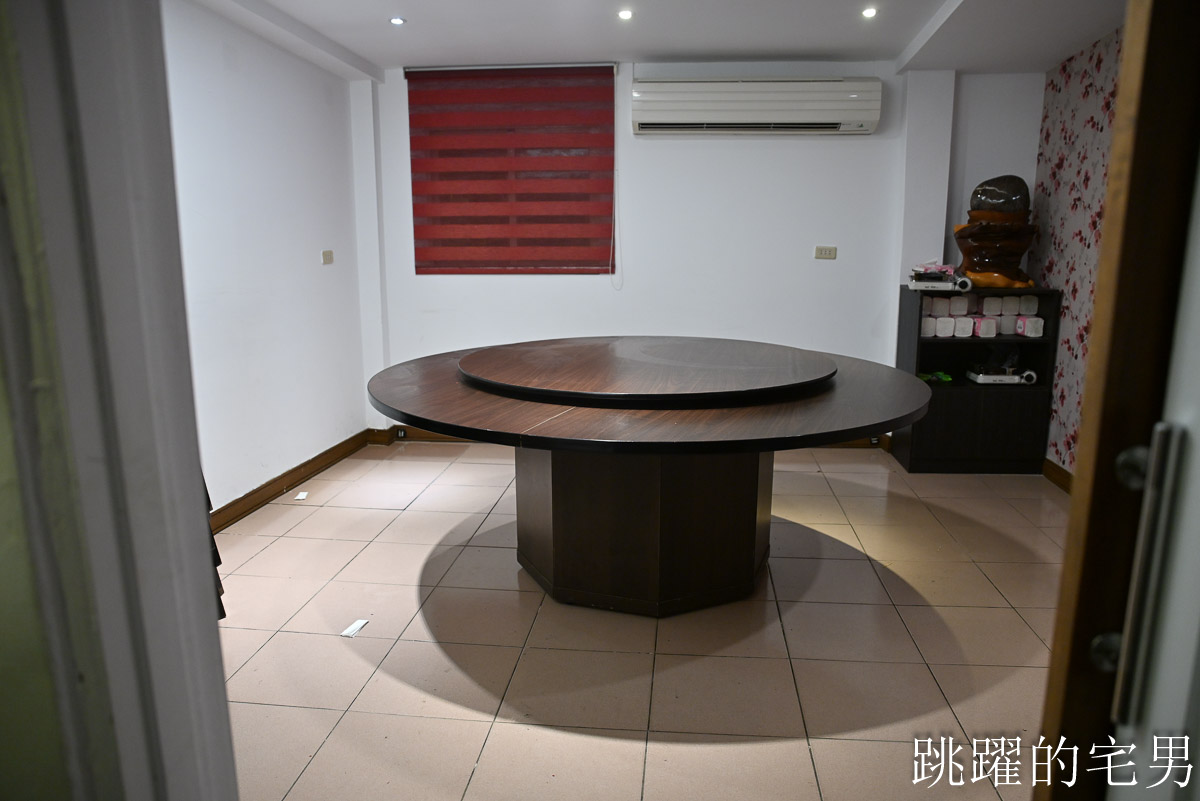 [花蓮美食]鼎園桶子雞餐廳-花蓮有包廂餐廳空間舒服，桶仔雞合菜、超好吃客家豆腐，居然還收藏行動郵局
