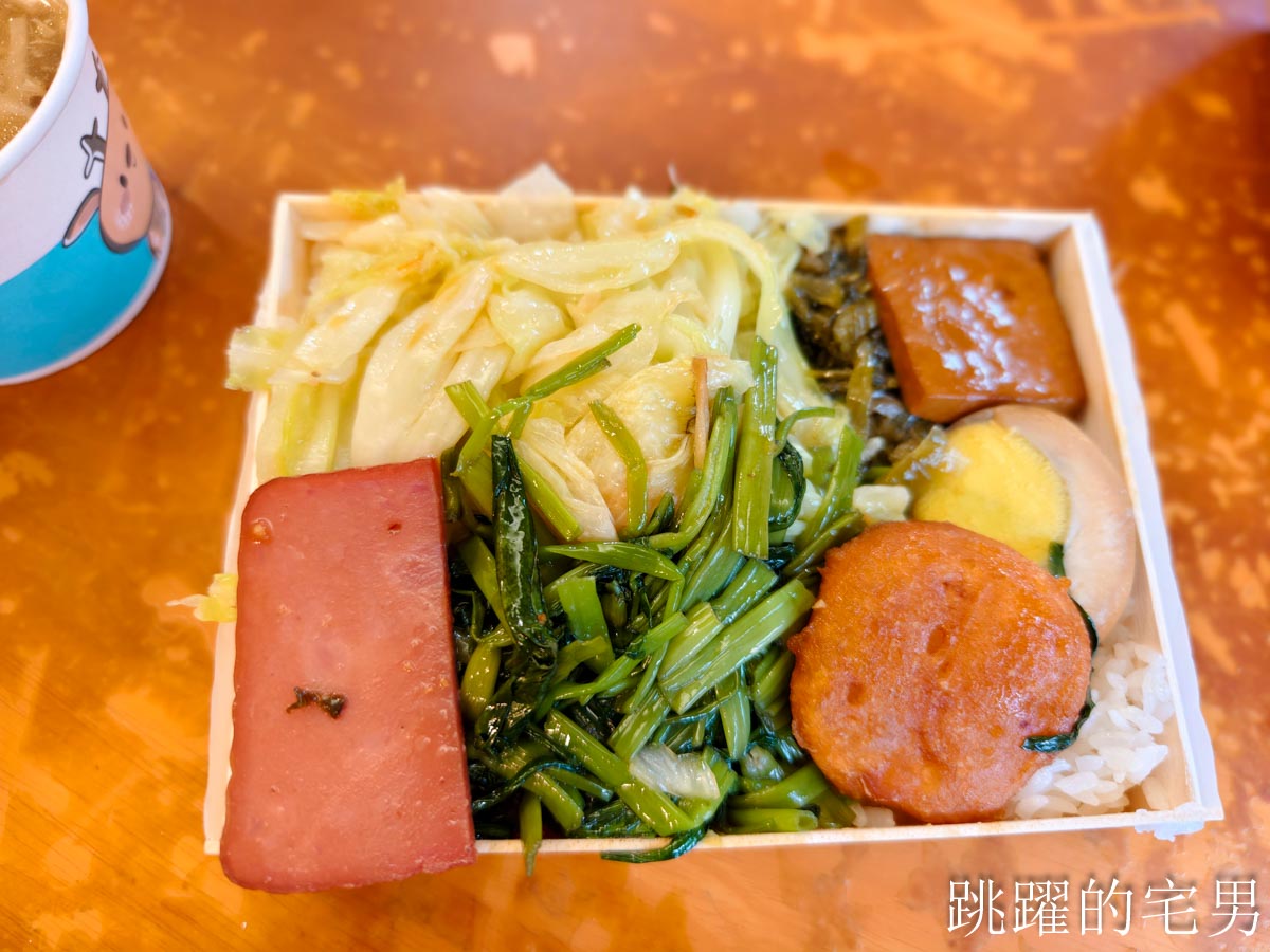[花蓮美食]建國路東池池上飯包-花蓮便當推薦厚切燒肉又酥又香、控肉，大片排骨飯好吃