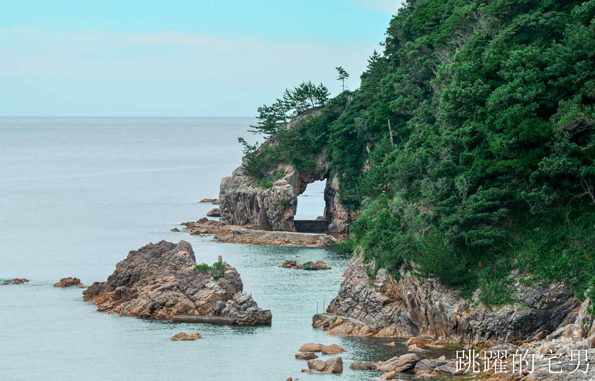 [鳥取景點推薦]海水透明度達居然能達25公尺，日本海灘日本鳥取旅遊攻略，5個必去岩美町浦富海岸景點，自駕、電車、票劵