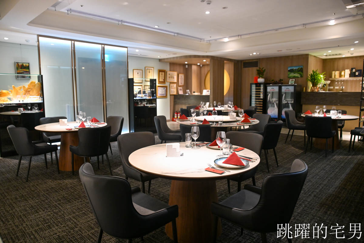 [小巨蛋美食]麟聚Lin Ju Modern Chinese Cuisine-台北米其林推薦粵菜推出中午10人15000元+10%還有包廂，28天金牌脆嫩小乳鴨、野生大虎蝦超級好吃，台北粵菜推薦