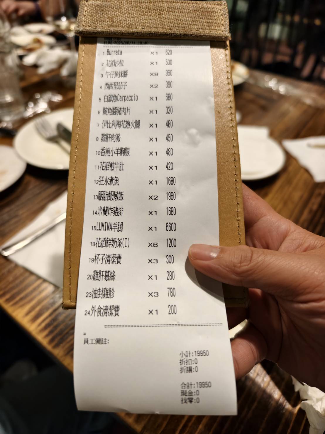[小巨蛋美食]花滔廚房-台北餐酒館免開瓶費超佛心，居然有整隻羊腿! 墨魚燉飯、提拉米蘇太好吃了、雞胗竟然可以這樣做，松山餐酒館推薦