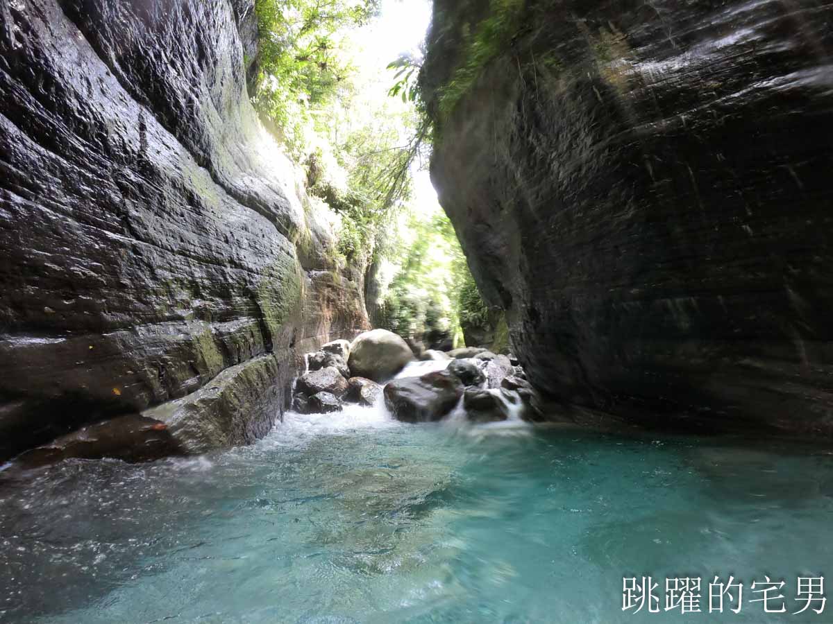 [壽豐景點]白鮑溪戲水點-花蓮秘境峽谷，湛藍溪水充滿神秘感，花蓮人溪邊玩水的好地方，白鮑溪親水園區，花蓮玩水景點推薦