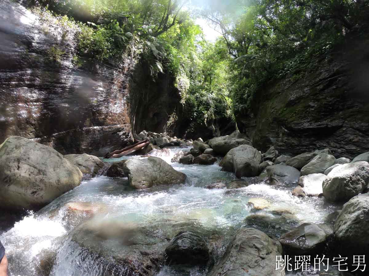 [壽豐景點]白鮑溪戲水點-花蓮秘境峽谷，湛藍溪水充滿神秘感，花蓮人溪邊玩水的好地方，白鮑溪親水園區，花蓮玩水景點推薦