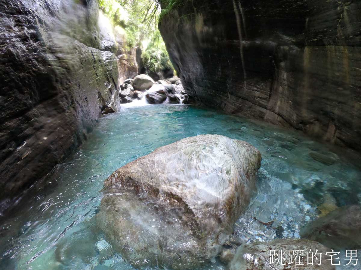 [壽豐景點]白鮑溪戲水點-花蓮秘境峽谷，湛藍溪水充滿神秘感，花蓮人溪邊玩水的好地方，白鮑溪親水園區，花蓮玩水景點推薦