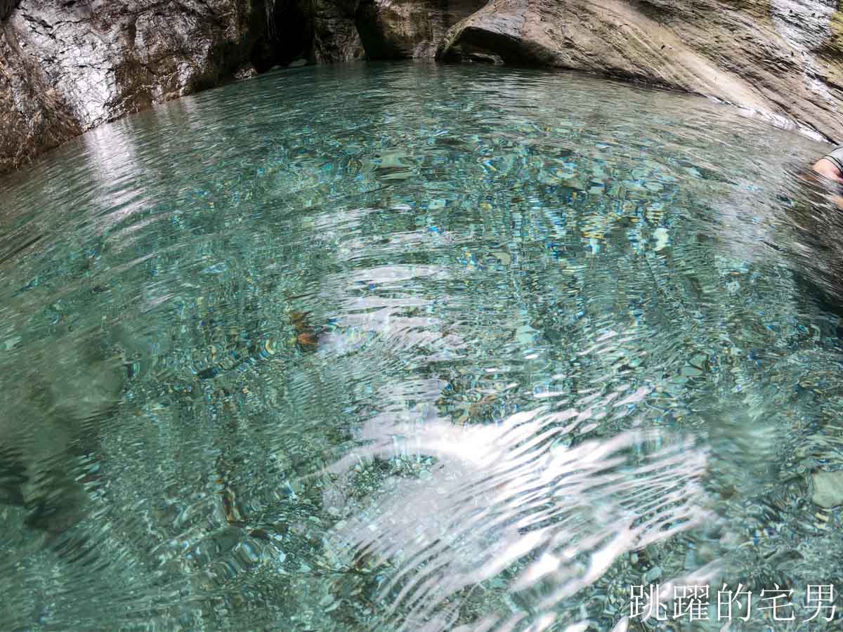 [壽豐景點]白鮑溪戲水點-花蓮秘境峽谷，湛藍溪水充滿神秘感，花蓮人溪邊玩水的好地方，白鮑溪親水園區，花蓮玩水景點推薦