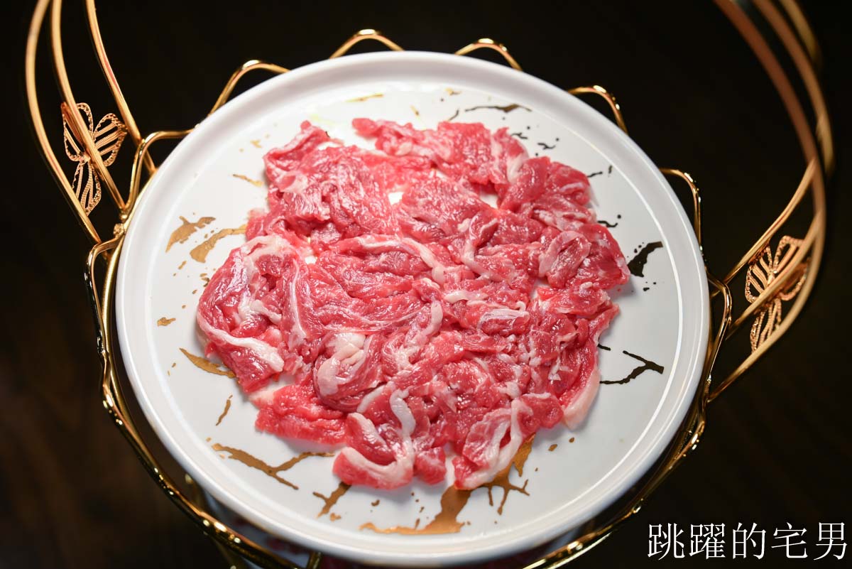 [民生社區美食推薦]潮牛殿溫體牛創意鍋物-橫膈膜小里肌越嚼越甜，獨特湯頭濃郁到就是拉麵湯，還能免費加，熱炒商午通通有，台北溫體牛火鍋推薦厚白牛骨鍋