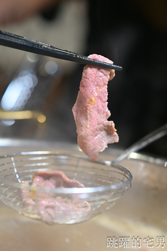 [民生社區美食推薦]潮牛殿溫體牛創意鍋物-橫膈膜小里肌越嚼越甜，獨特湯頭濃郁到就是拉麵湯，還能免費加，熱炒商午通通有，台北溫體牛火鍋推薦厚白牛骨鍋