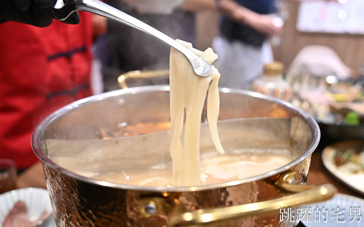 [民生社區美食推薦]潮牛殿溫體牛創意鍋物-橫膈膜小里肌越嚼越甜，獨特湯頭濃郁到就是拉麵湯，還能免費加，熱炒商午通通有，台北溫體牛火鍋推薦厚白牛骨鍋