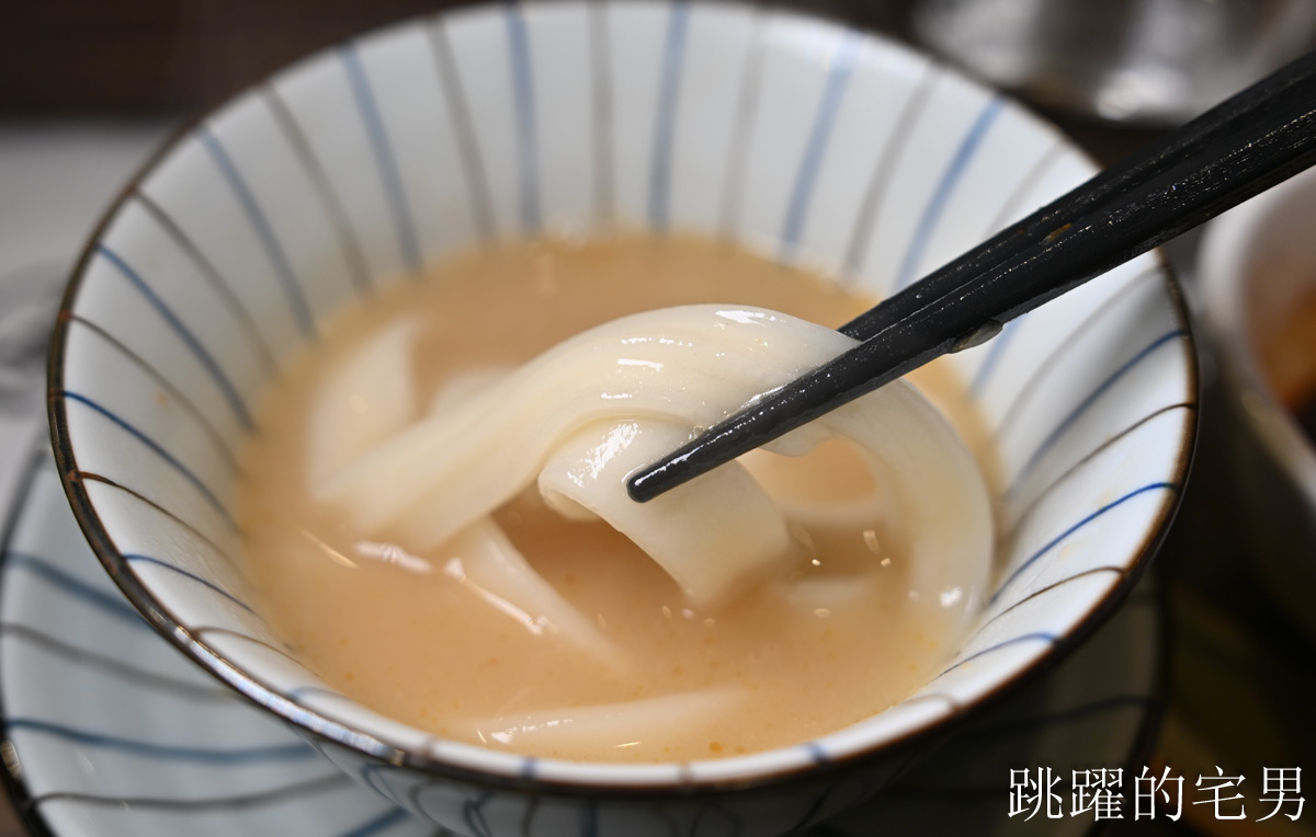 [民生社區美食推薦]潮牛殿溫體牛創意鍋物-橫膈膜小里肌越嚼越甜，獨特湯頭濃郁到就是拉麵湯，還能免費加，熱炒商午通通有，台北溫體牛火鍋推薦厚白牛骨鍋