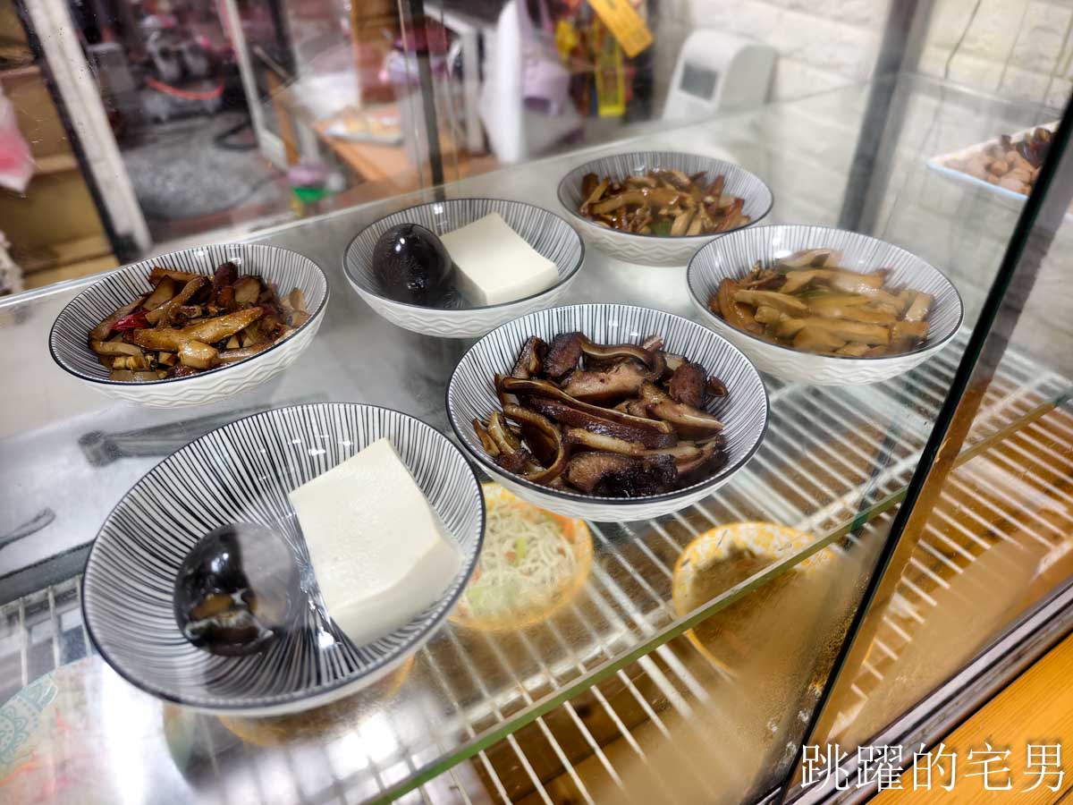 [花蓮美食]美崙第一刀削麵-30年花蓮麵店剝皮辣椒水餃放這麼大也太豪邁，炒刀削麵滋味十足必須吃，美崙美食