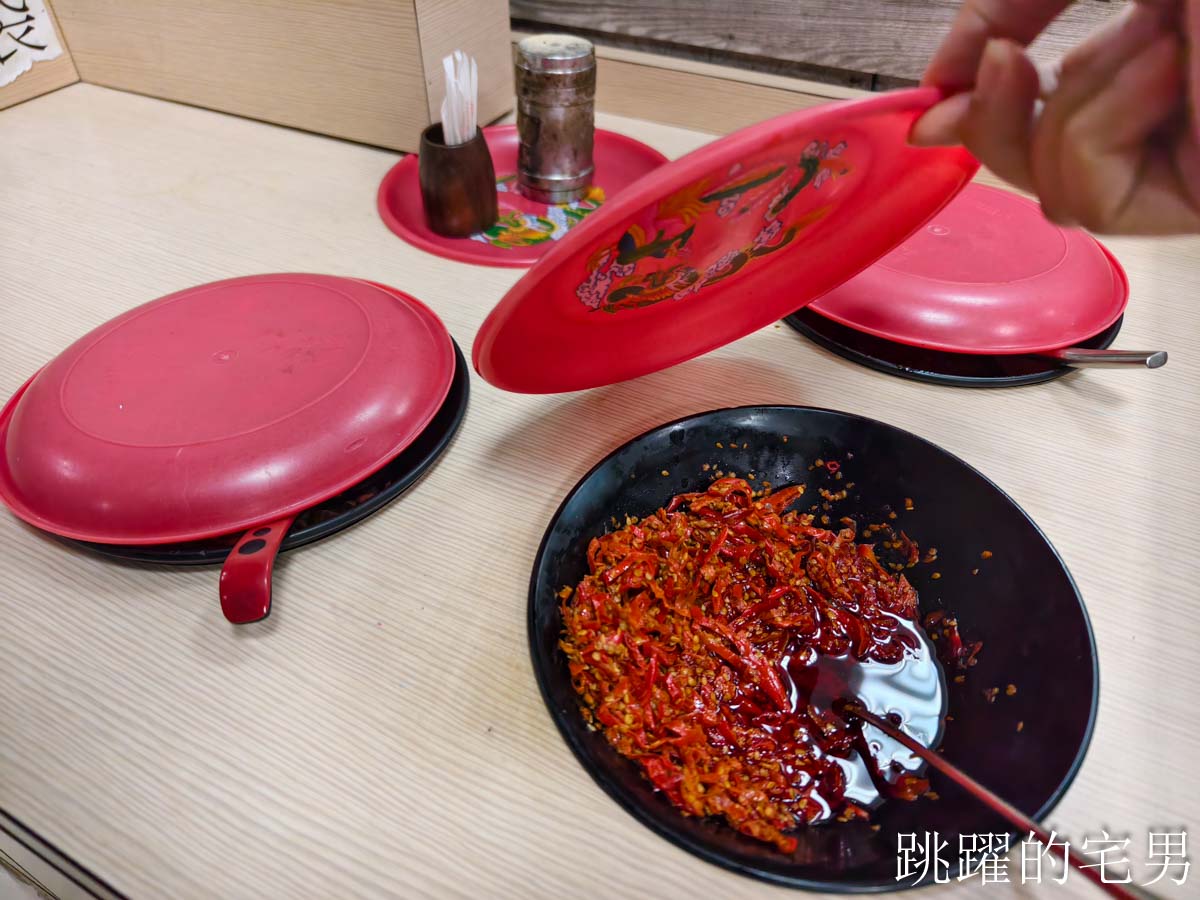 [花蓮美食]美崙第一刀削麵-30年花蓮麵店剝皮辣椒水餃放這麼大也太豪邁，炒刀削麵滋味十足必須吃，美崙美食