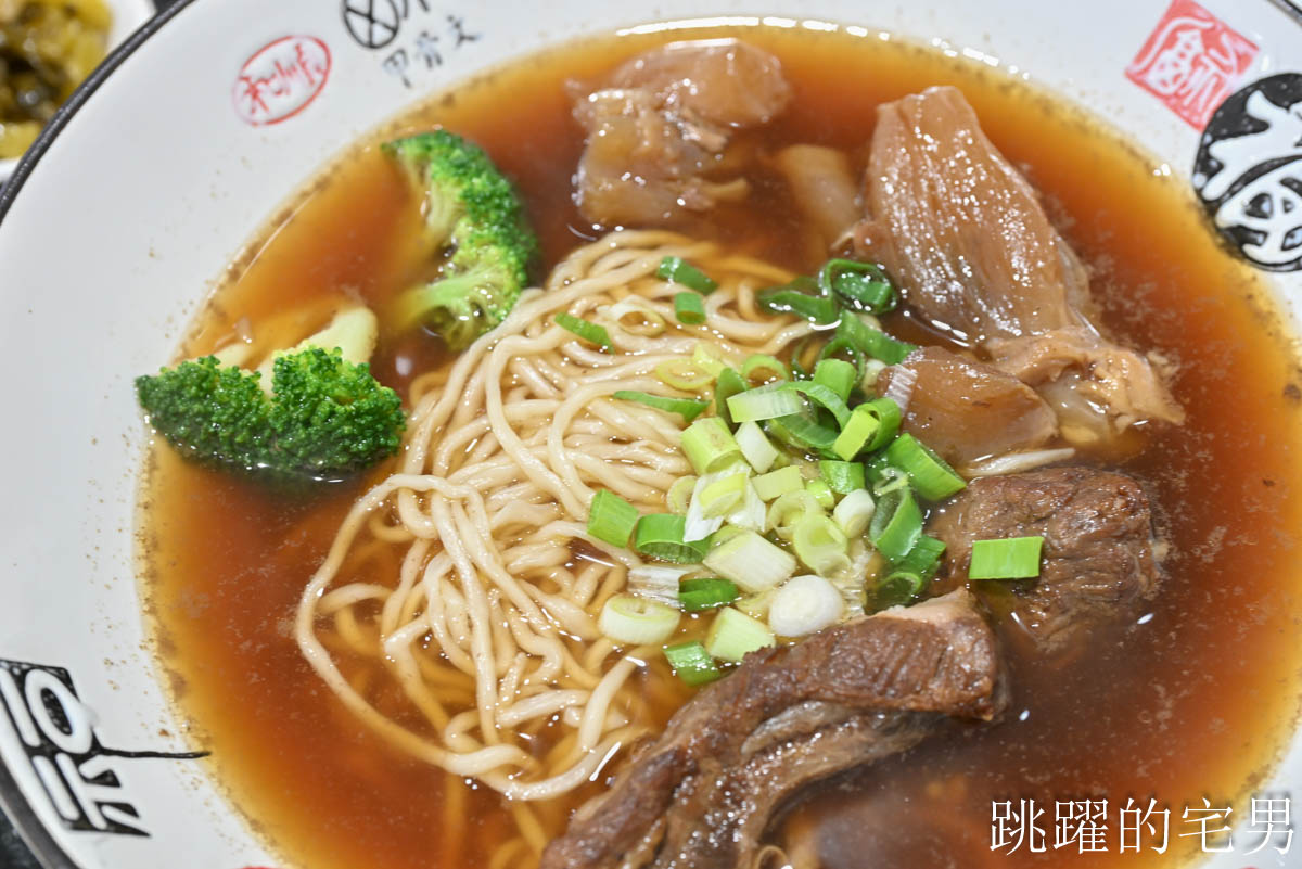 [花蓮美食]為什麽牛私廚麵坊-巷弄老宅淡香醇牛肉湯，肋條真好吃還有酸菜自由，辣牛油，菜單豐富，花蓮牛肉麵