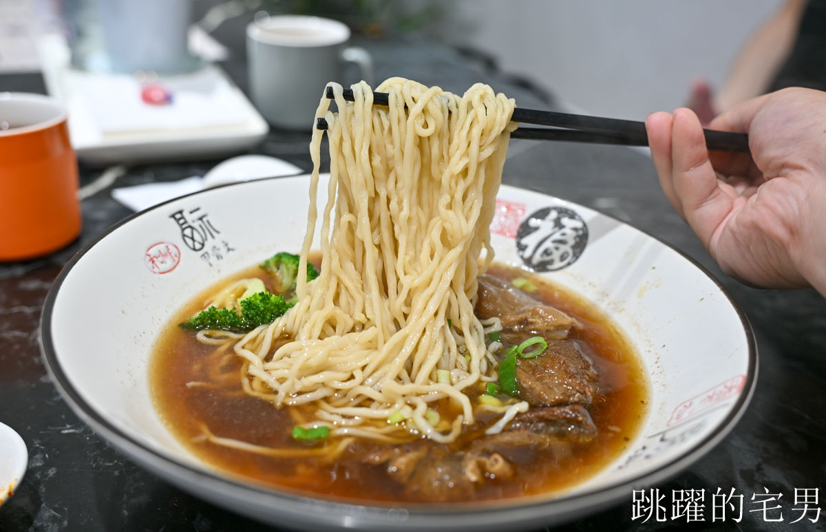 [花蓮美食]為什麽牛私廚麵坊-巷弄老宅淡香醇牛肉湯，肋條真好吃還有酸菜自由，辣牛油，菜單豐富，花蓮牛肉麵