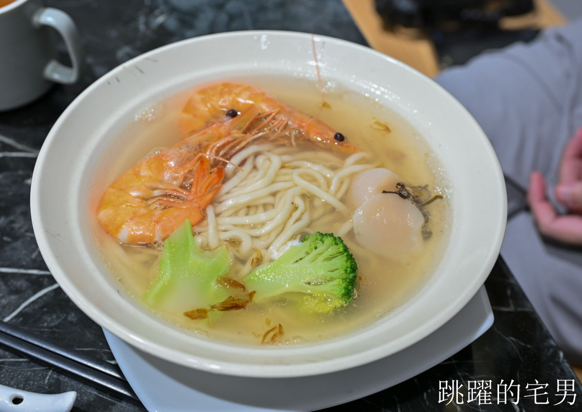 [花蓮美食]為什麽牛私廚麵坊-巷弄老宅淡香醇牛肉湯，肋條真好吃還有酸菜自由，辣牛油，菜單豐富，花蓮牛肉麵