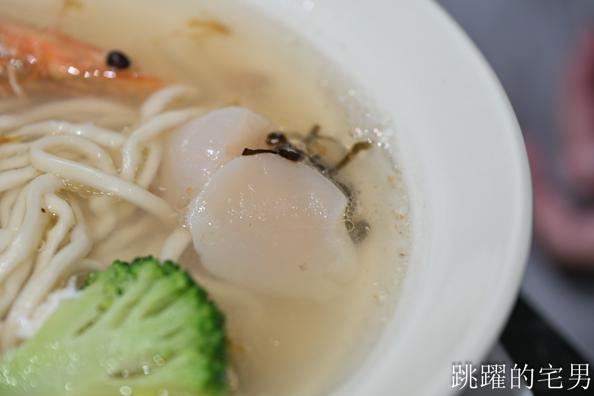 [花蓮美食]為什麽牛私廚麵坊-巷弄老宅淡香醇牛肉湯，肋條真好吃還有酸菜自由，辣牛油，菜單豐富，花蓮牛肉麵