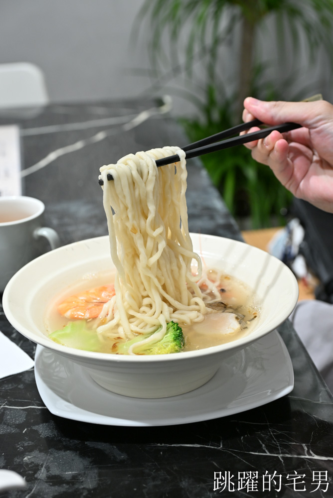 [花蓮美食]為什麽牛私廚麵坊-巷弄老宅淡香醇牛肉湯，肋條真好吃還有酸菜自由，辣牛油，菜單豐富，花蓮牛肉麵
