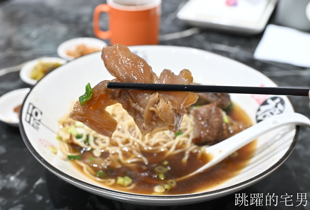 [花蓮美食]為什麽牛私廚麵坊-巷弄老宅淡香醇牛肉湯，肋條真好吃還有酸菜自由，辣牛油，菜單豐富，花蓮牛肉麵