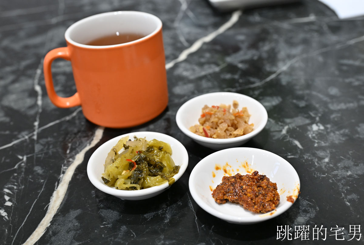 [花蓮美食]為什麽牛私廚麵坊-巷弄老宅淡香醇牛肉湯，肋條真好吃還有酸菜自由，辣牛油，菜單豐富，花蓮牛肉麵