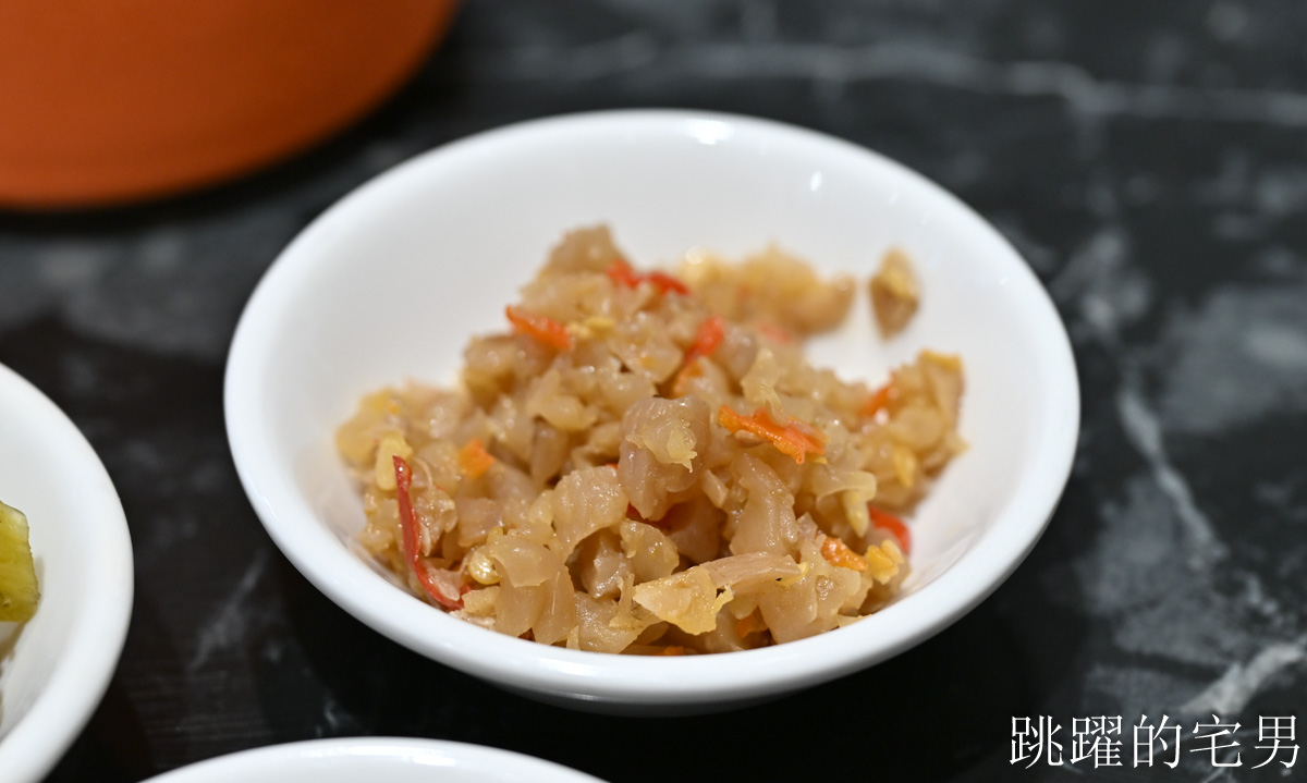 [花蓮美食]為什麽牛私廚麵坊-巷弄老宅淡香醇牛肉湯，肋條真好吃還有酸菜自由，辣牛油，菜單豐富，花蓮牛肉麵