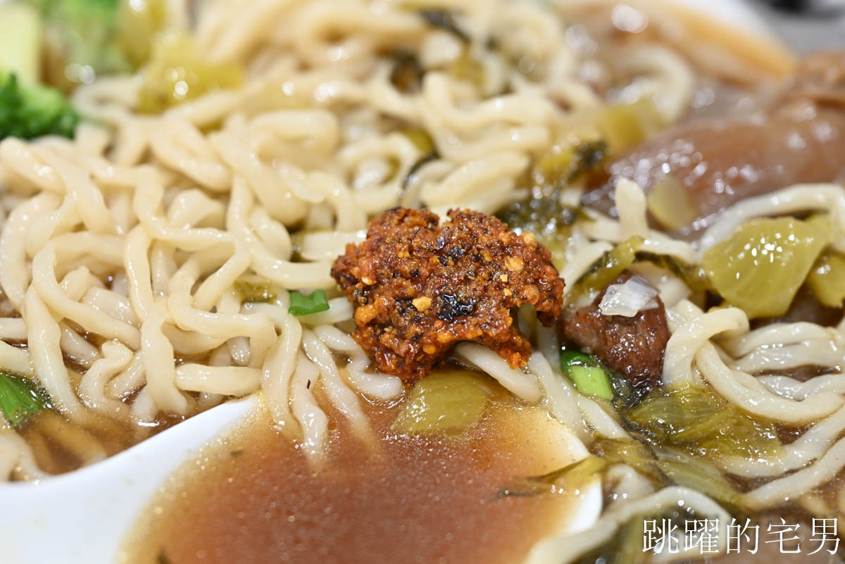 [花蓮美食]為什麽牛私廚麵坊-巷弄老宅淡香醇牛肉湯，肋條真好吃還有酸菜自由，辣牛油，菜單豐富，花蓮牛肉麵