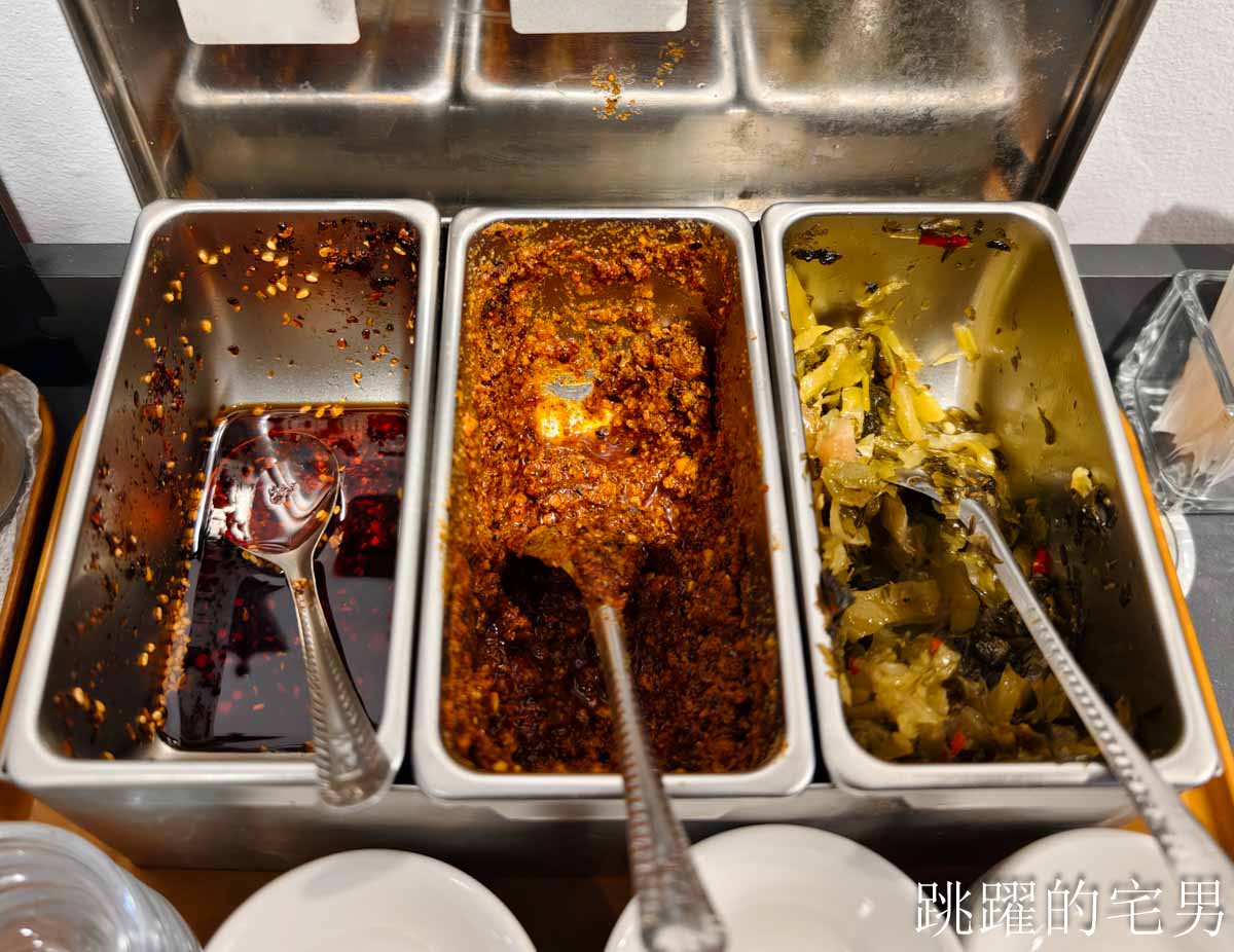 [花蓮美食]為什麽牛私廚麵坊-巷弄老宅淡香醇牛肉湯，肋條真好吃還有酸菜自由，辣牛油，菜單豐富，花蓮牛肉麵