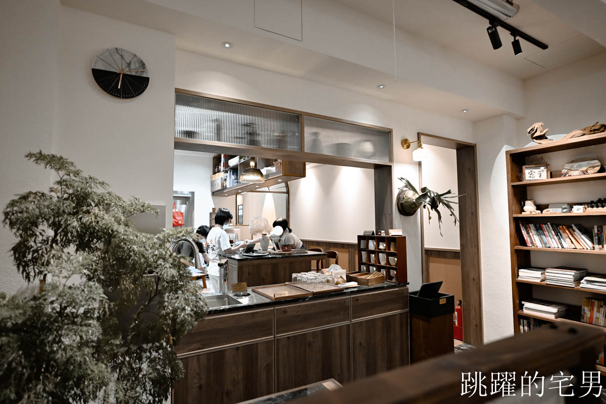 [花蓮美食]方方家FUN.Kitchen-大推這間花蓮簡餐，空間有質感，紅燒肉好吃到不行，還能免費加飯加滷汁，宿里旅行舍