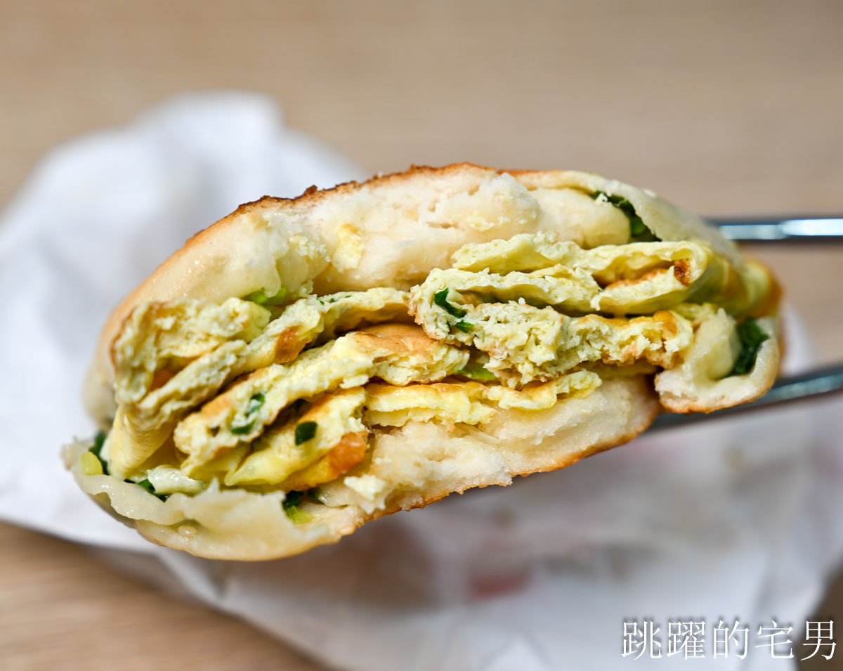 [花蓮早餐]花蓮無名早餐- 超厚蔥油餅夾蔥蛋香氣飽滿，老麵小籠包我要吃10顆!