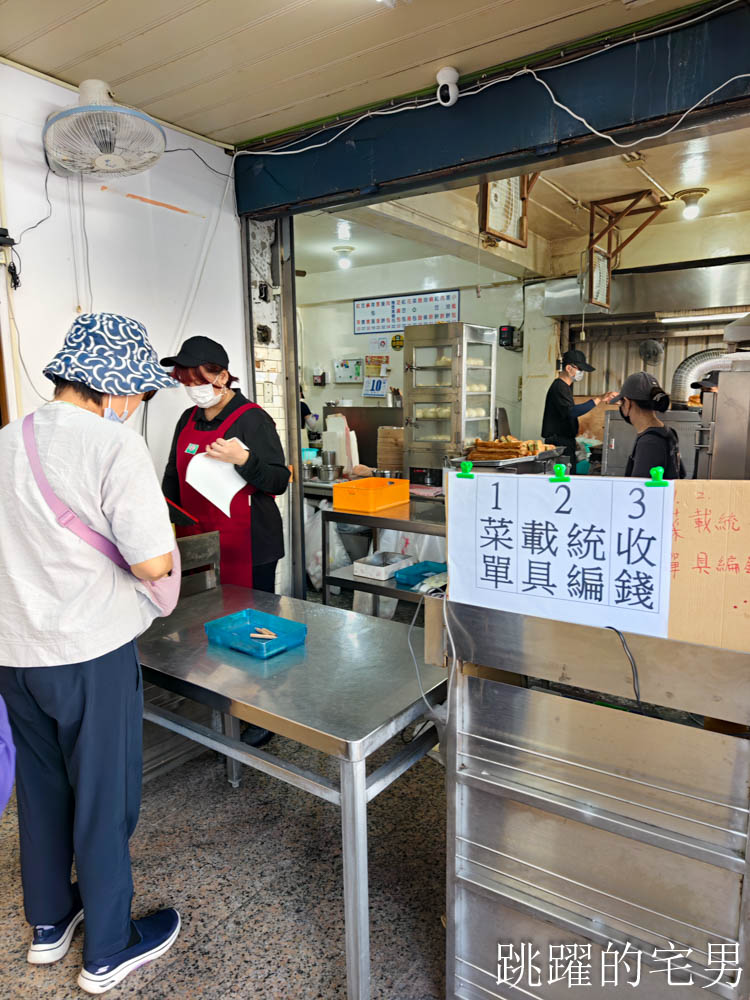 [花蓮早餐]花蓮無名早餐- 超厚蔥油餅夾蔥蛋香氣飽滿，老麵小籠包我要吃10顆!
